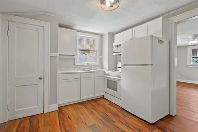 Building Photo - 3530 Admiral Dr