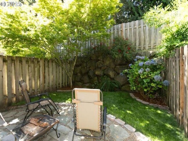 Building Photo - Beautiful Murrayhill Townhome with Dual Primary Suites & Private Backyard!