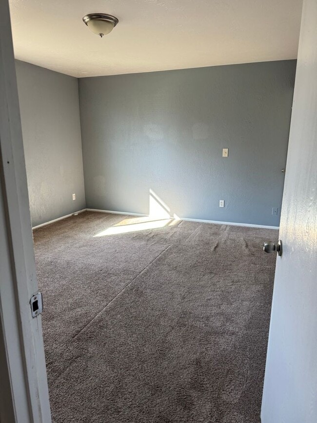 Building Photo - Beautiful 4-Bedroom, 2-Bath Home with Clas...