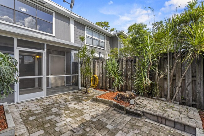 Building Photo - 814 Hill Dr