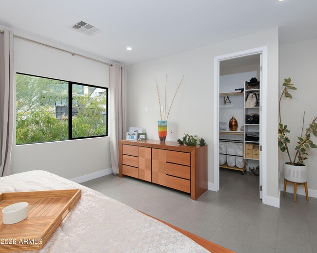 Building Photo - 2423 E Lincoln Cir