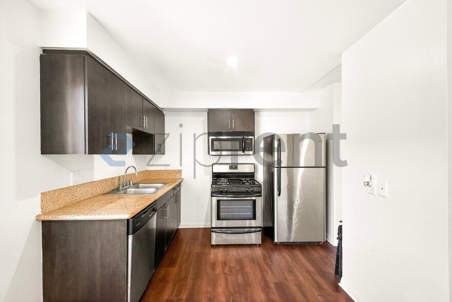 Building Photo - Unit 204