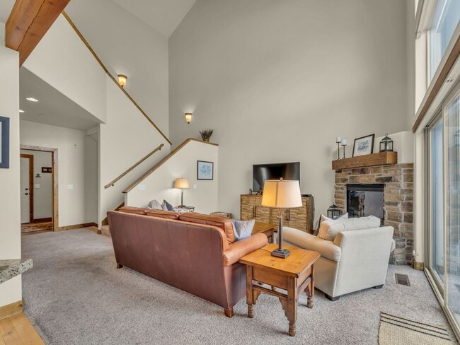 Building Photo - Cedar Ridge Townhome  **Mid-April thru November Rental**