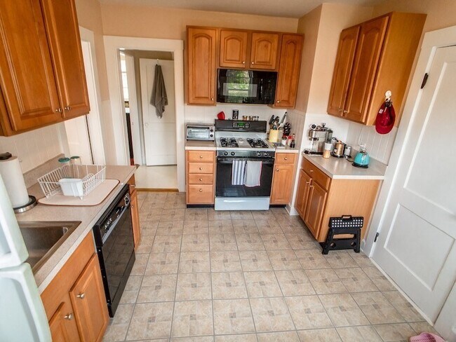 Building Photo - 21 Bradwood St