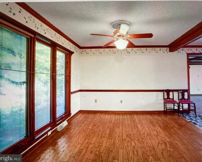 Building Photo - 418 W Oak St