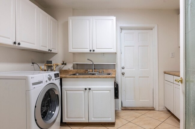 Building Photo - 3/2 Ranch with great outdoor space