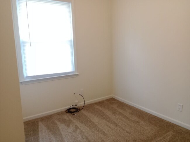 Building Photo - Darling 3 Bedroom Ranch with Fully Fenced ...
