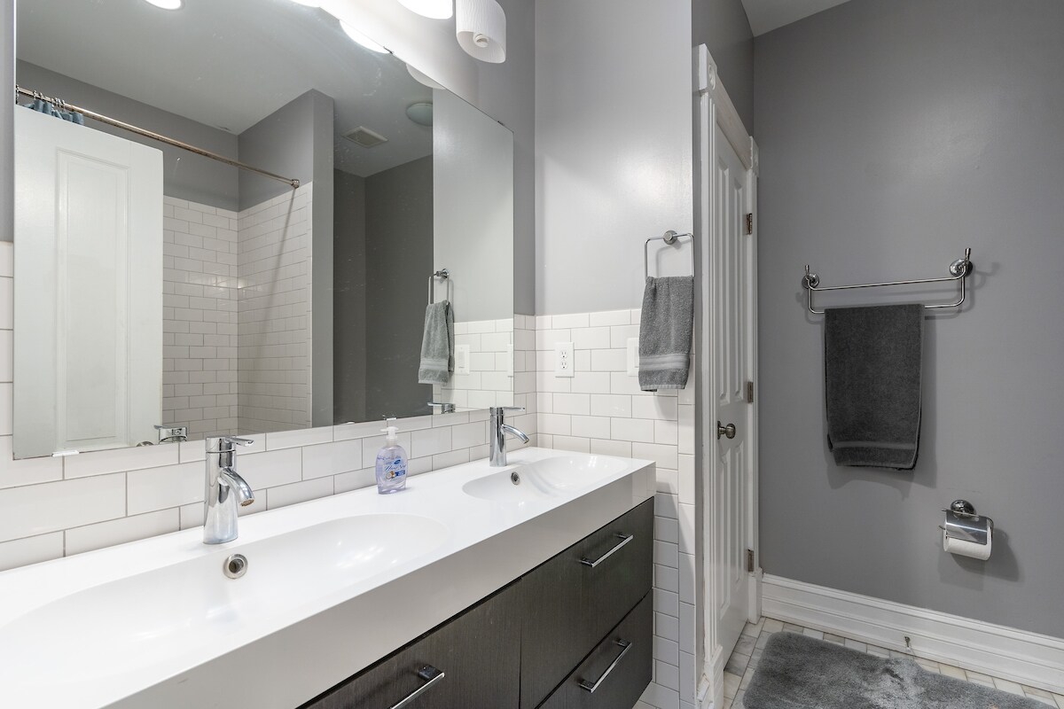4 bedroom/3 bathroom, third bathroom, second floor, en-suite - 403 P St NW