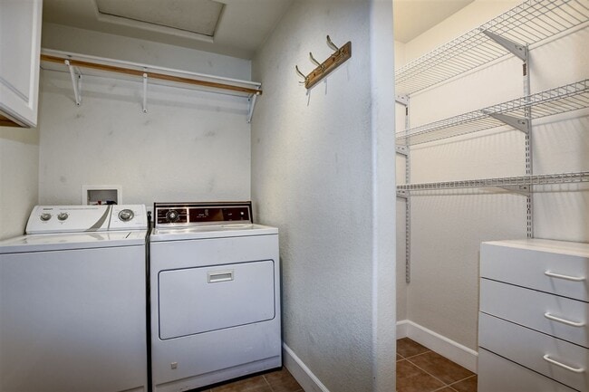 Building Photo - 2 Bed + possible 3rd, 2 Bath Home Close to...
