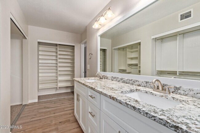 Building Photo - 4833 E Kathleen Rd