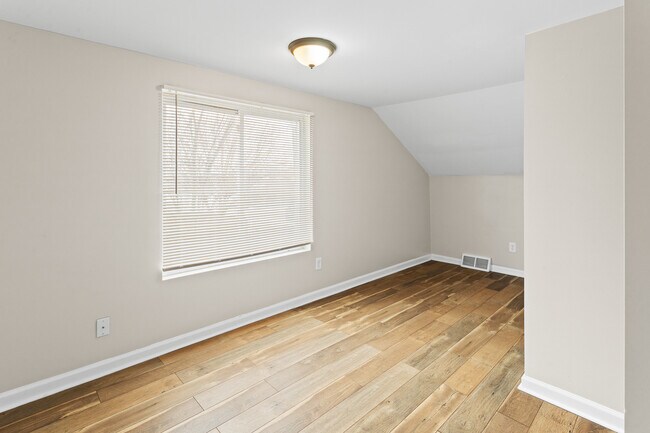 Building Photo - 34 E Elza Ave