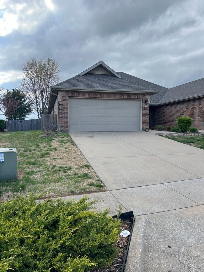 Building Photo - 2 bedroom/2 bath townhouse with 2 car garage