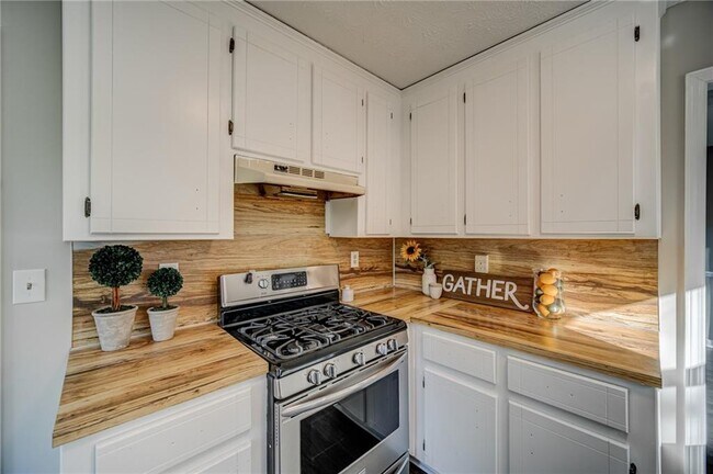 Building Photo - 4060 Oak Ferry Dr NE