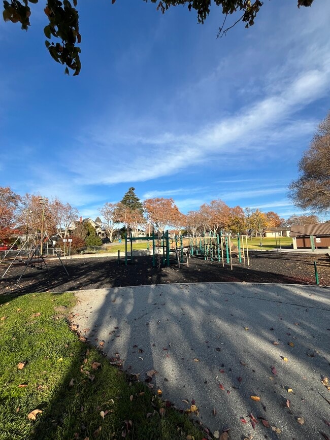 Building Photo - 750 Powell St