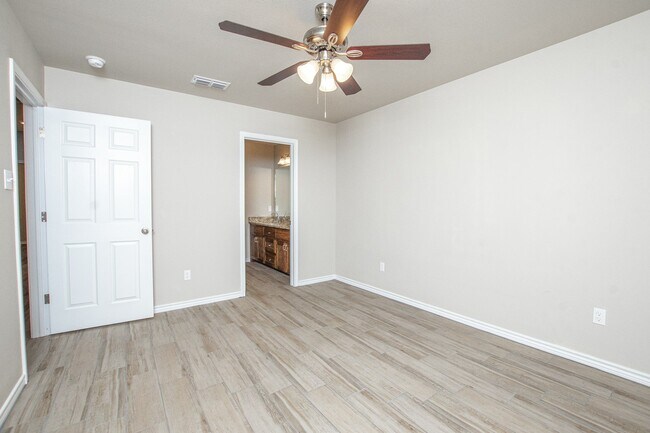 Building Photo - 2551 Leroy Ln