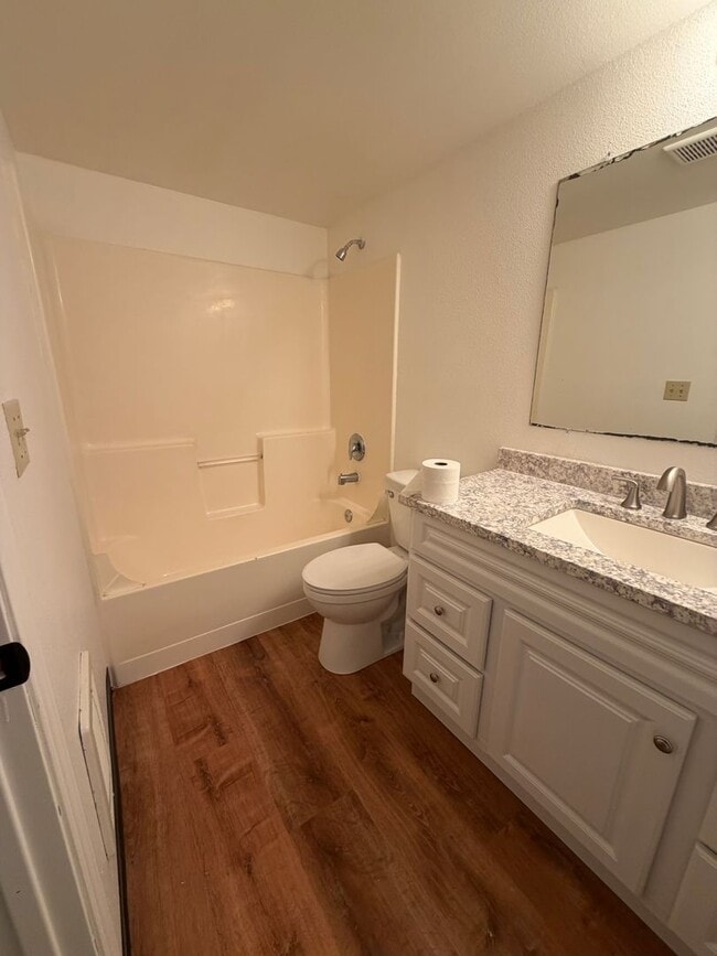Building Photo - 2 Bedroom 1 Bathroom