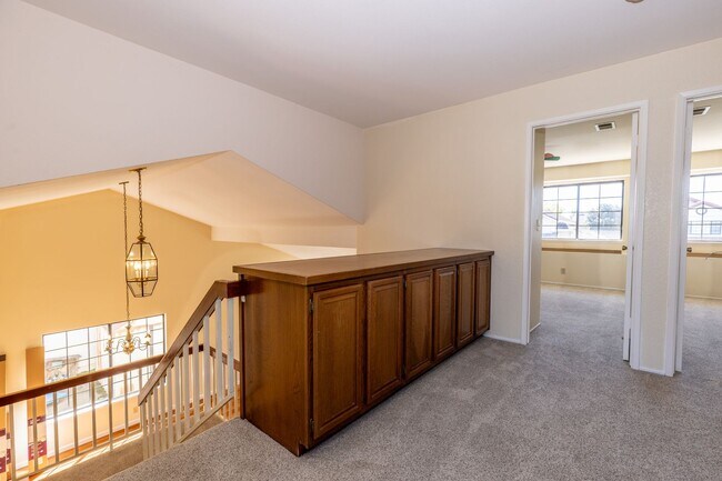 Building Photo - 4 bed/3 bath Single Family Home w/ large backyard!