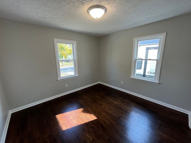 Building Photo - **COMPLETELY REMODELED 2-BEDROOM HOUSE IN ...