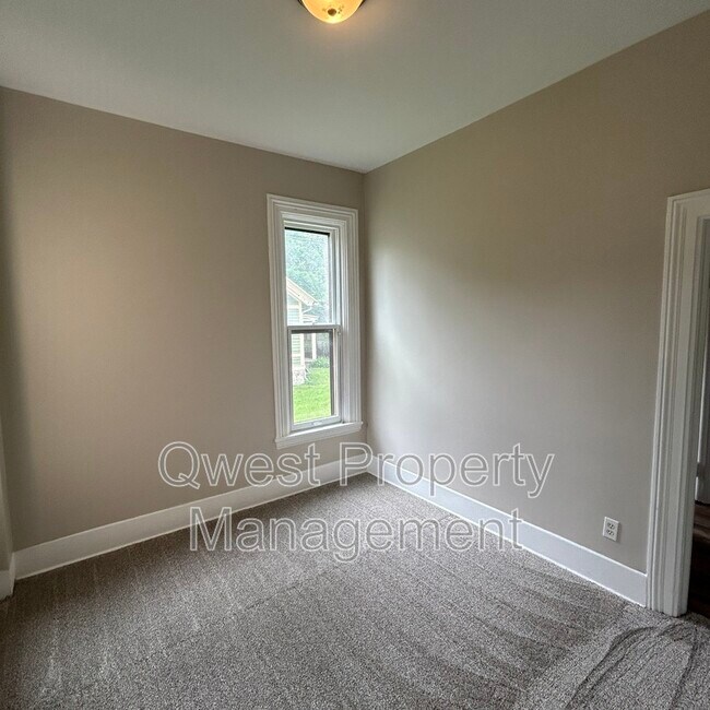 Building Photo - 221 Hollister Ave SE