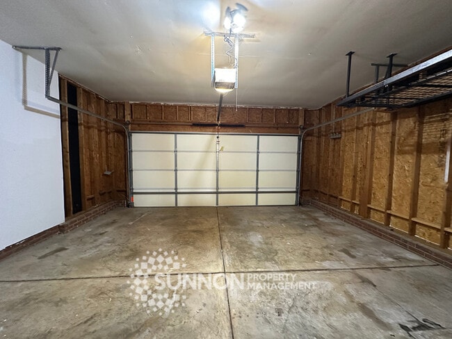 Building Photo - Charming 3-Bedroom Ranch with Sunroom & Wo...