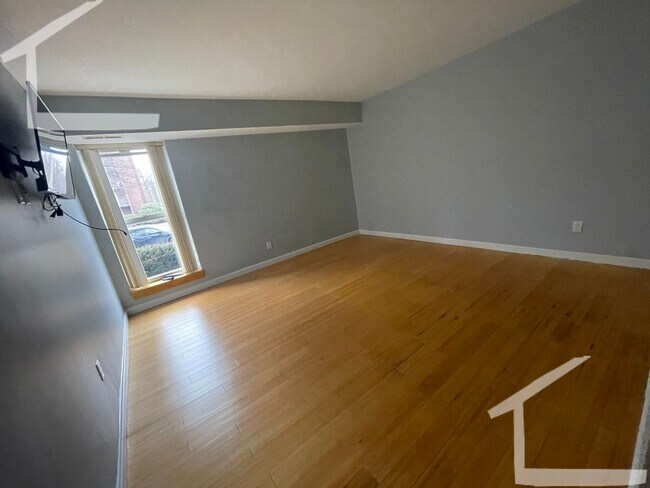 Building Photo - Amazing two bedroom, pool, parking, amazing kitchen, dining and living room