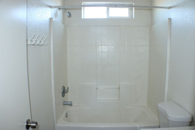 Building Photo - Move-In Ready 4BR/2BA with New Flooring, Fireplace & Spacious Kitchen