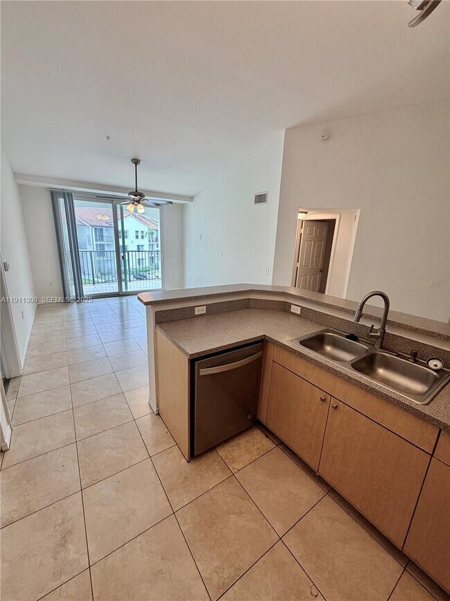 Building Photo - 1122 Villa Cir