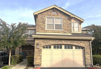 Building Photo - Lovely 4 Bed 2.5 Bath 2 Story Single Famil...