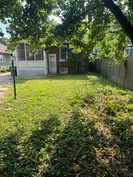 Building Photo - 524 W Shore Dr