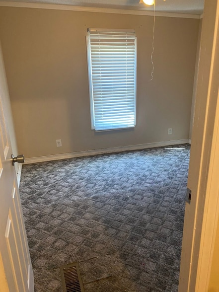 Building Photo - 34506 White Oak Dr