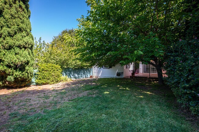Building Photo - Coming Soon! Lovely Redwood Heights Home w...
