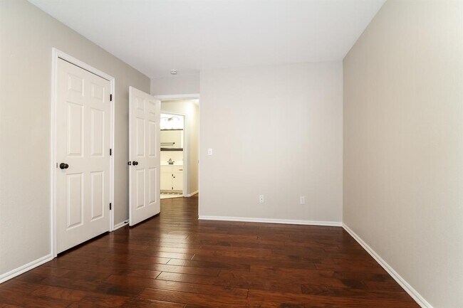 Building Photo - 2809 Victoria Dr