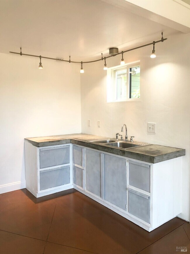 Building Photo - 334 Ridgway Ave