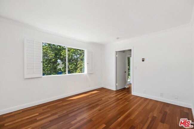 Building Photo - 404 San Vicente Blvd