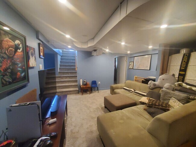 Building Photo - Charming 4 bed, 2 bath, fully fenced, cove...
