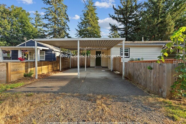 Building Photo - Two Bedroom, Single Level with an Entry Ramp - Large Fenced Yard!