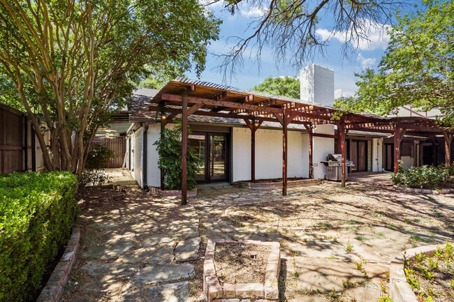 Building Photo - 6709 Town Bluff Dr