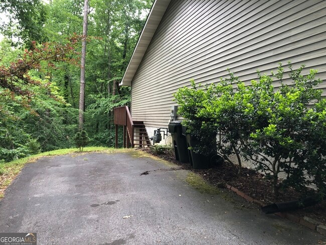 Building Photo - 783 Henderson Falls Rd