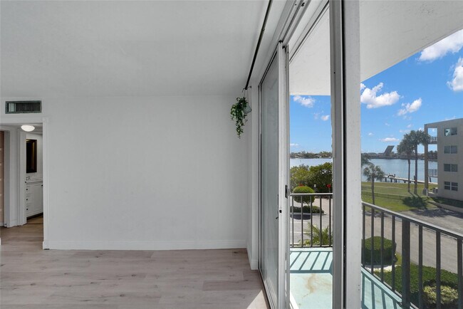 Building Photo - 301 Croton Ave