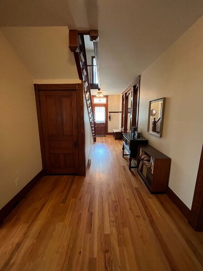 Building Photo - Beautiful 4-bedroom Farmhouse in Raphine a...