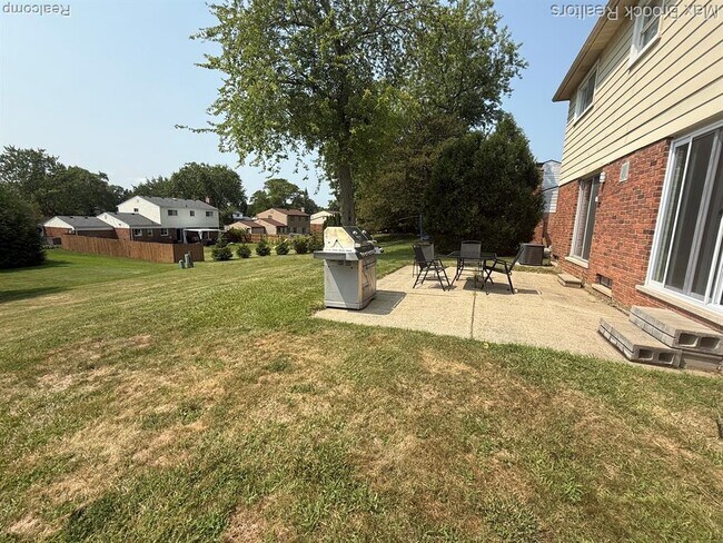 Building Photo - 4803 Thorntree Dr