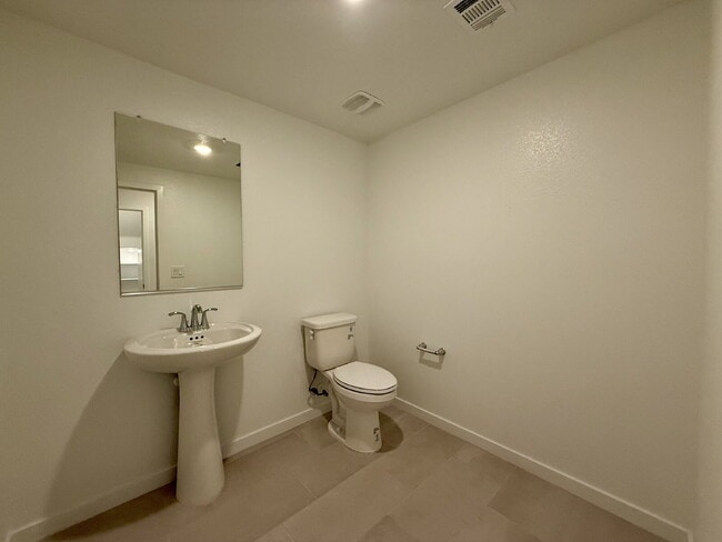 Building Photo - 3 BED 2.5 BATH 2 BALCONY 2 CAR GARAGE TOWNHOUSE IN HENDERSON FOR RENT!!