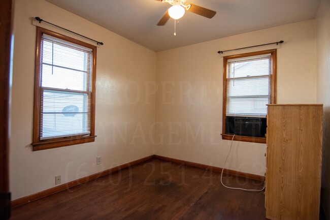 Building Photo - Weekly Rental 2 Bedroom 1 Bathroom on cul-...