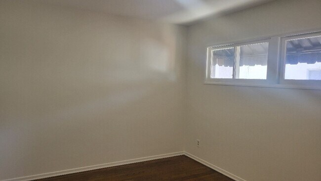 Building Photo - 4-bedroom 3 bath house in Granada Hills