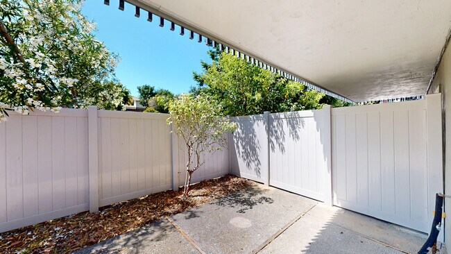 Building Photo - 1004 Ignacio Blvd