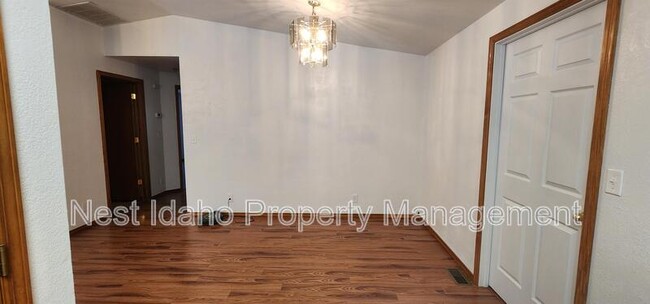 Building Photo - 5048 S Cole Rd