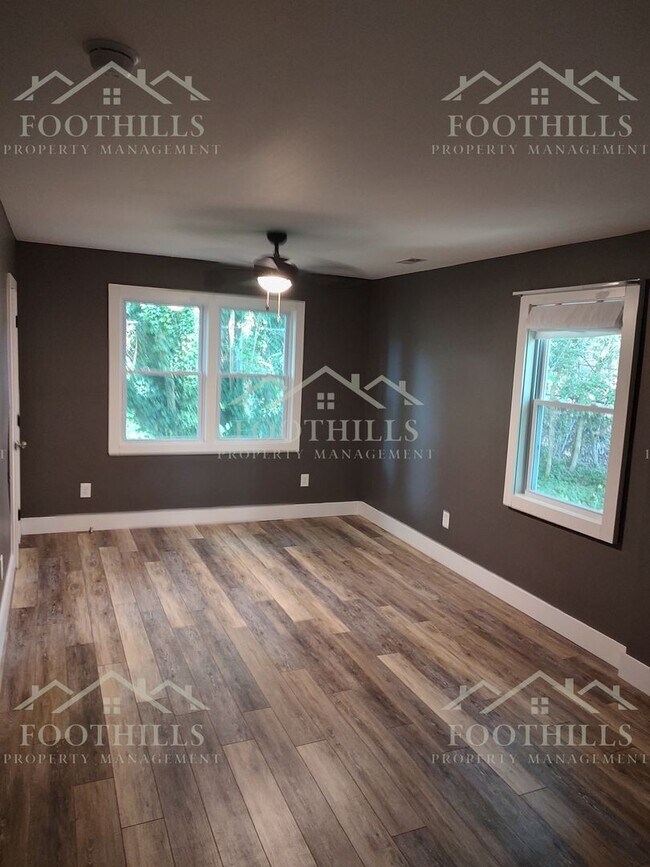 Building Photo - 4-Bedroom House off N Main St