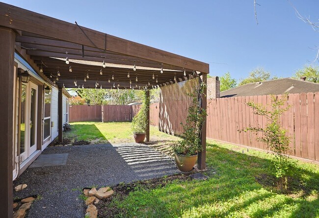 Building Photo - 2214 Holly Knoll St