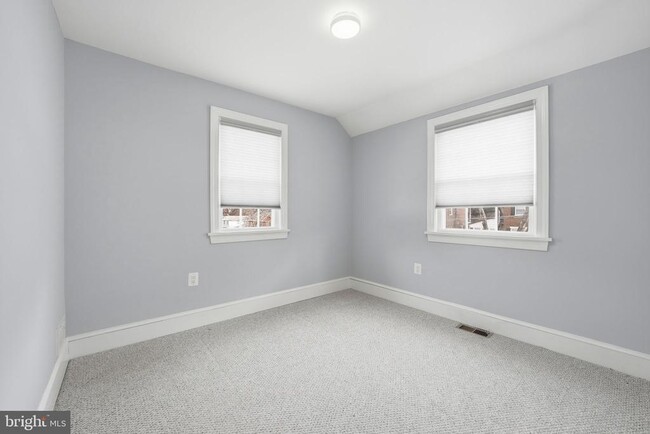 Building Photo - 2111 32nd Pl SE