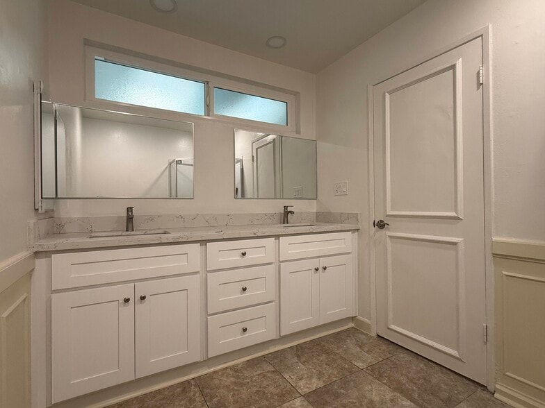 Master bath - 5343 Lemp Ave